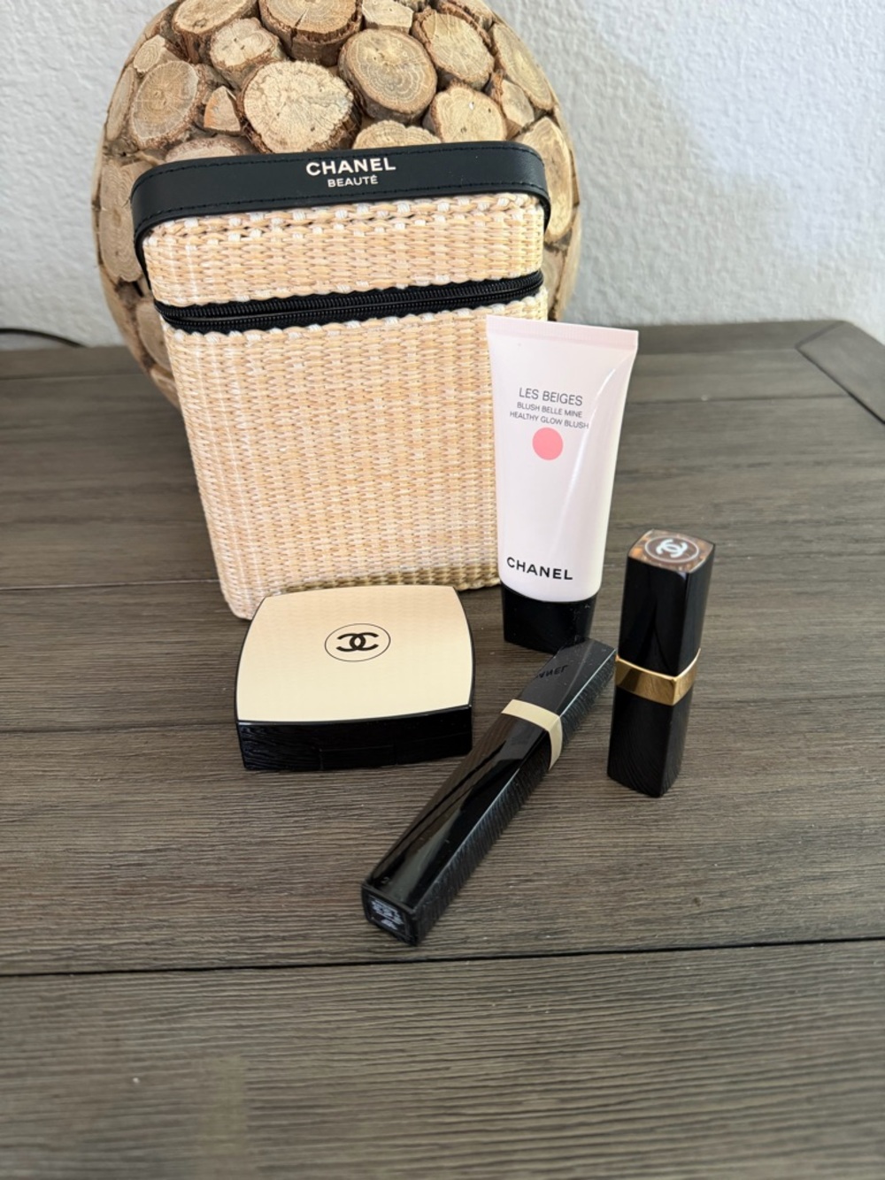 CHANEL beige woven straw vanity case with black trim - Picture 5 of 6